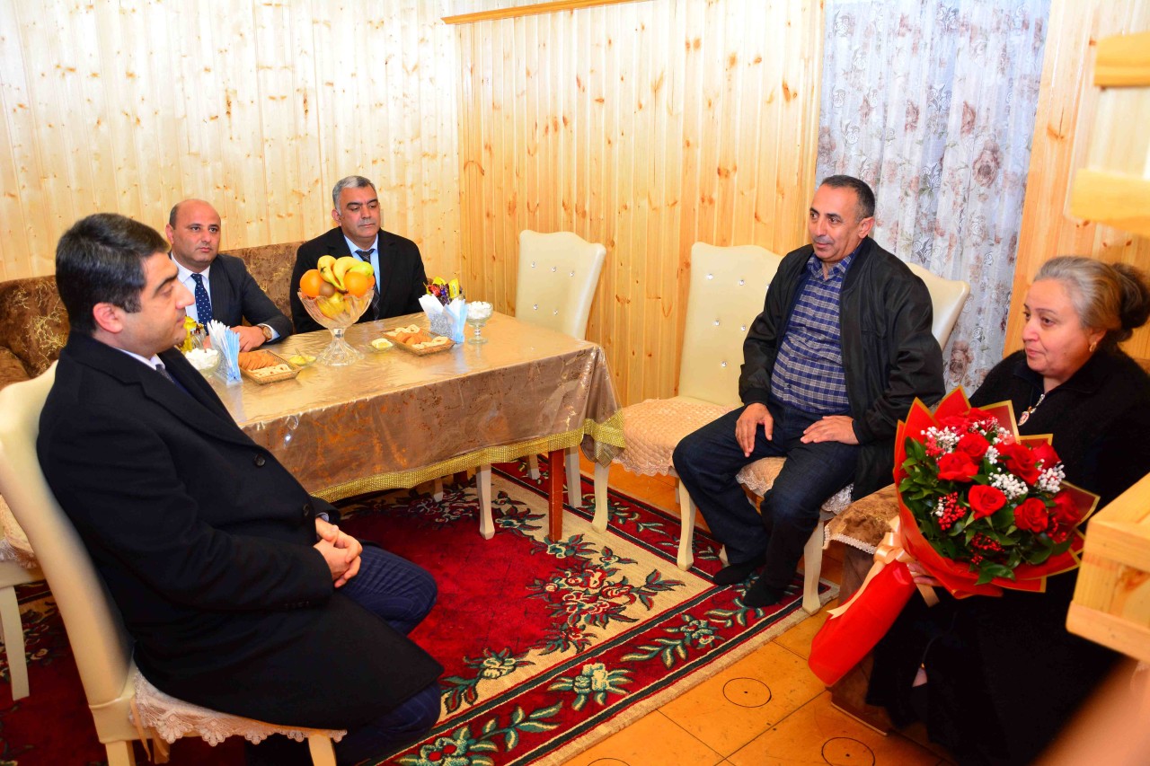 Seymur Orucov şəhid anasını evində ziyarət etdi - FOTOLAR